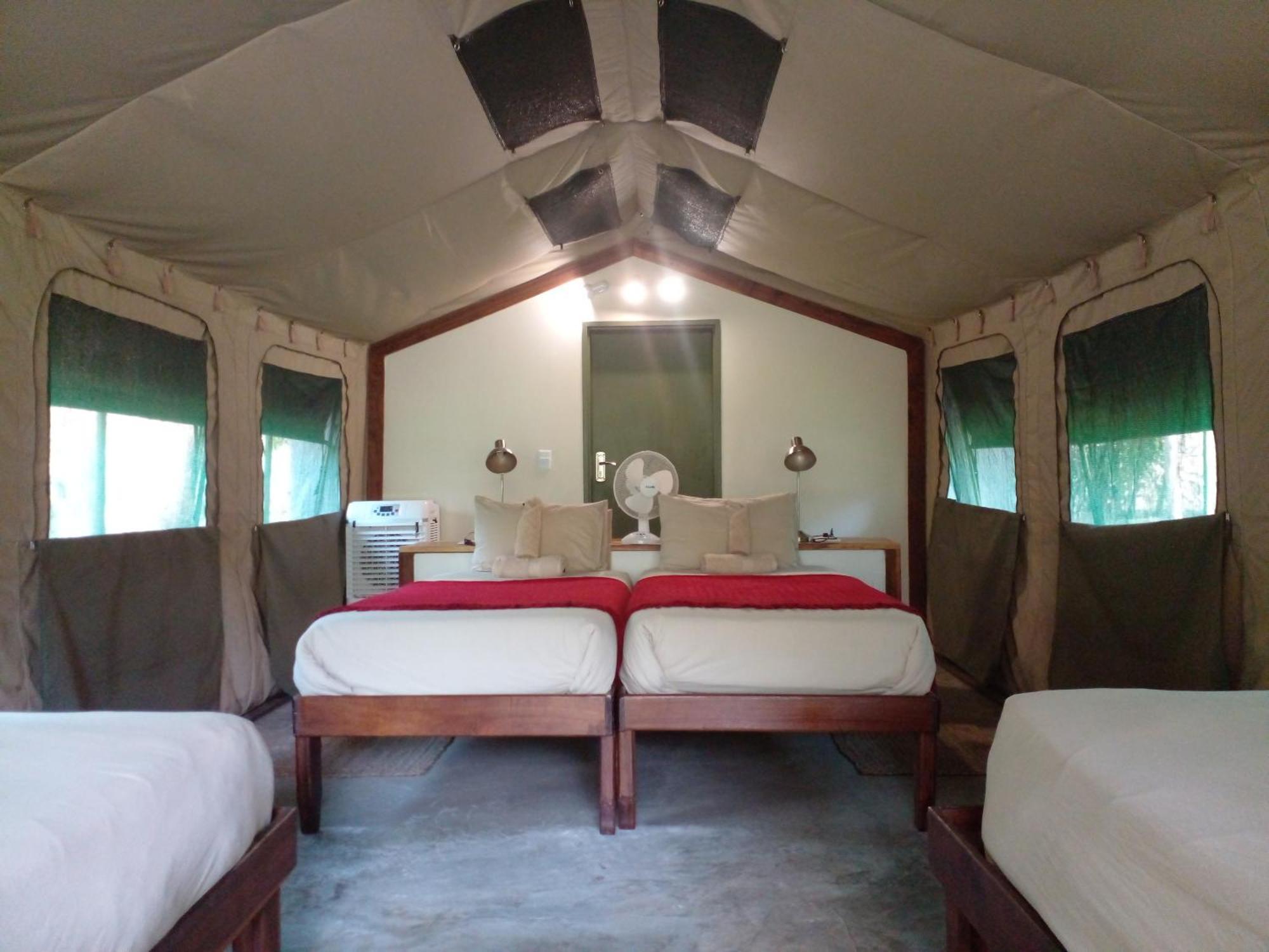 Zambezi Mubala Camp Hotell Katima Mulilo Rum bild